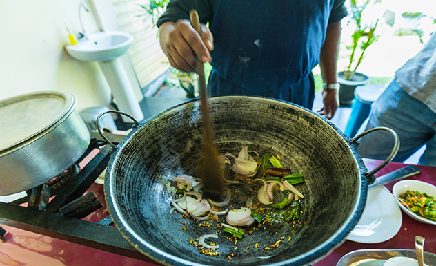 Cooking Crab Curry - Experience - Sri Lanka In Style